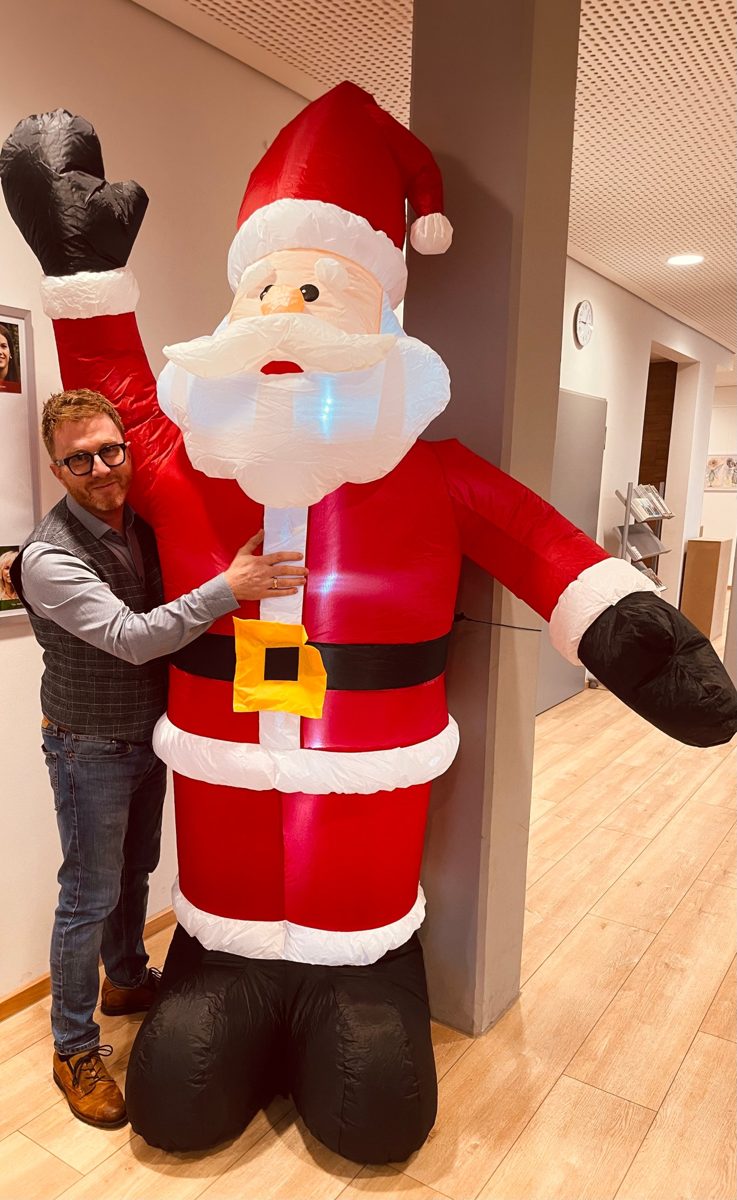 Jürgen mit einem großen aufblasbaren Weihnachtsmann